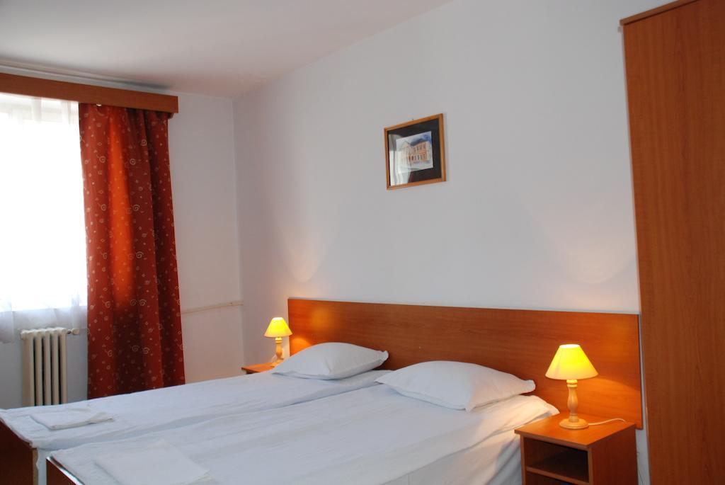 Hotel Merkur Миеркуря Чук Екстериор снимка
