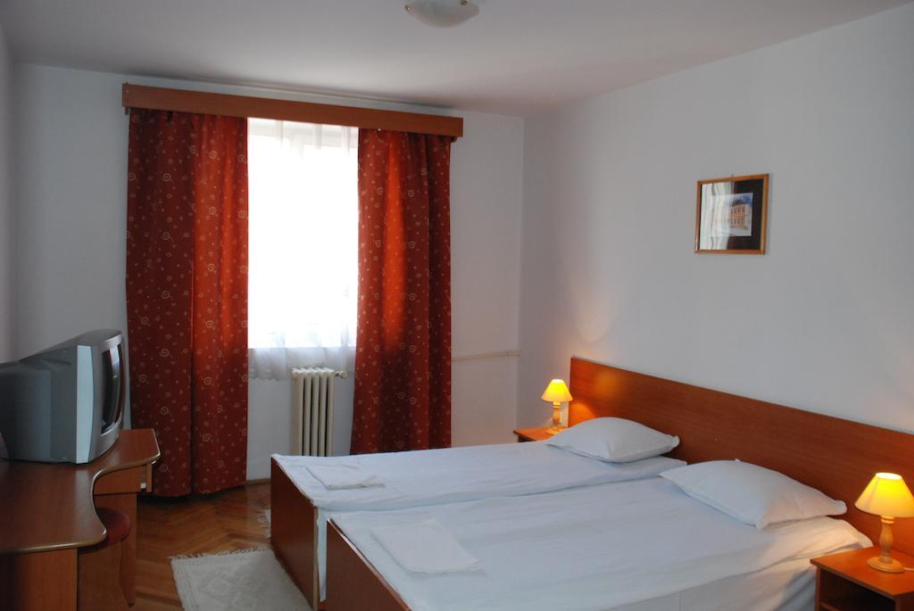 Hotel Merkur Миеркуря Чук Екстериор снимка