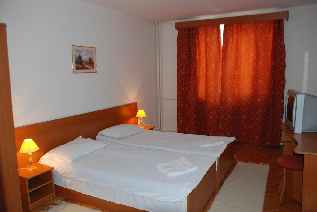Hotel Merkur Миеркуря Чук Екстериор снимка