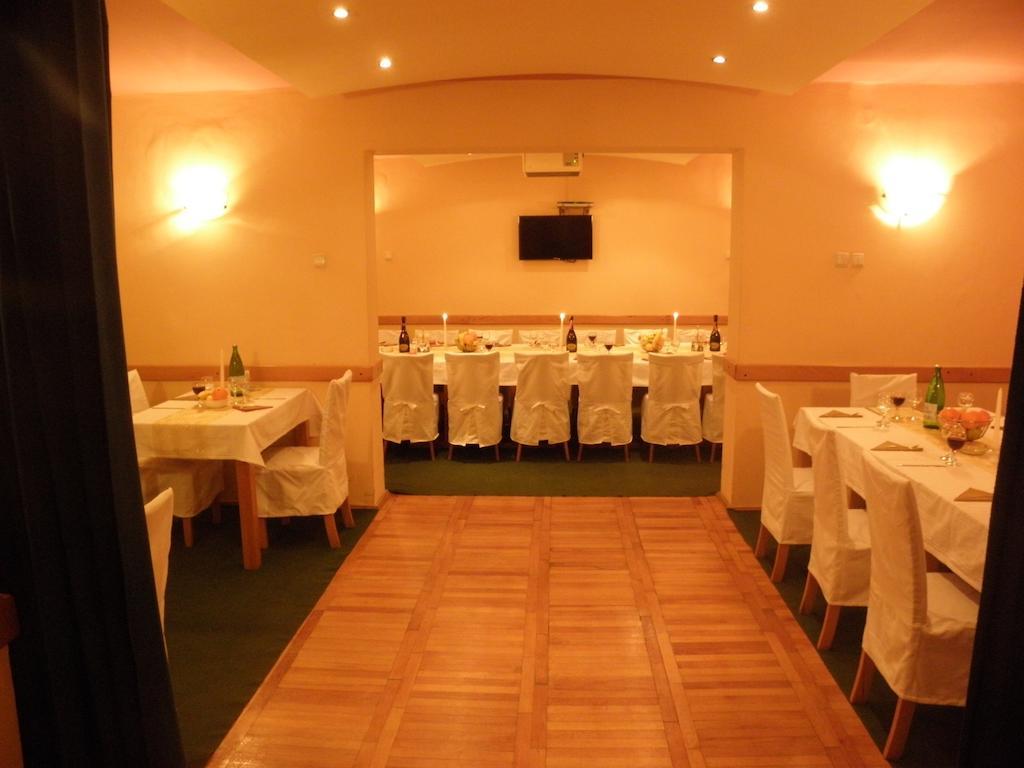 Hotel Merkur Миеркуря Чук Екстериор снимка