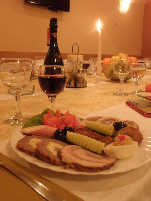 Hotel Merkur Миеркуря Чук Екстериор снимка