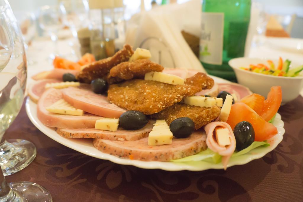 Hotel Merkur Миеркуря Чук Екстериор снимка