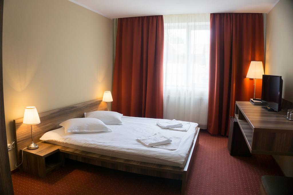 Hotel Merkur Миеркуря Чук Екстериор снимка