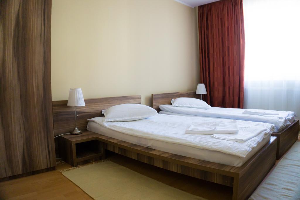 Hotel Merkur Миеркуря Чук Екстериор снимка