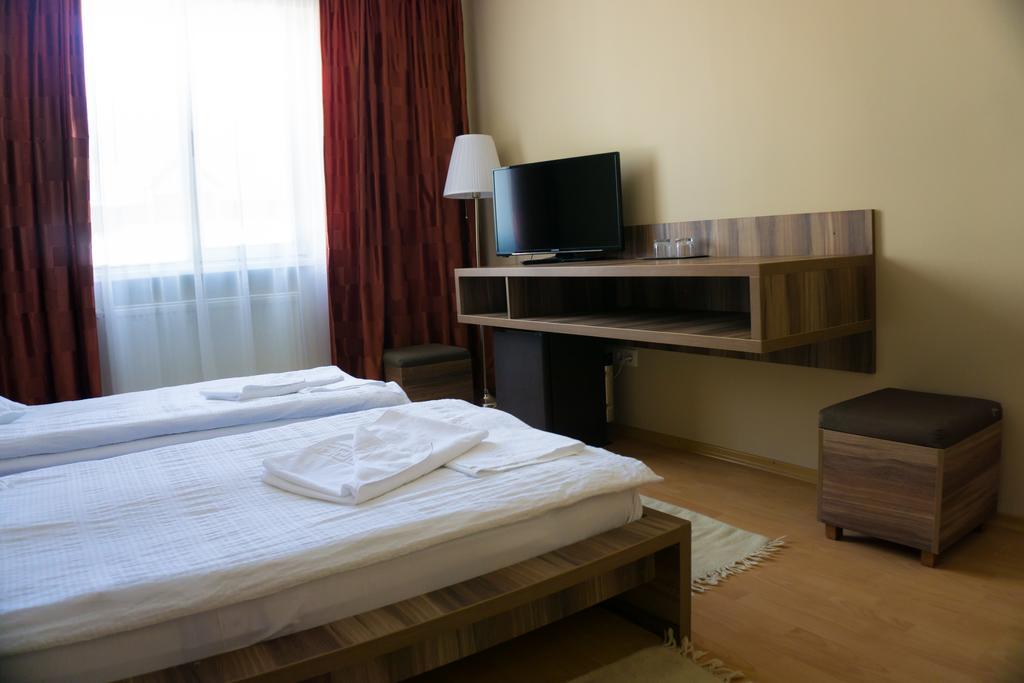 Hotel Merkur Миеркуря Чук Екстериор снимка