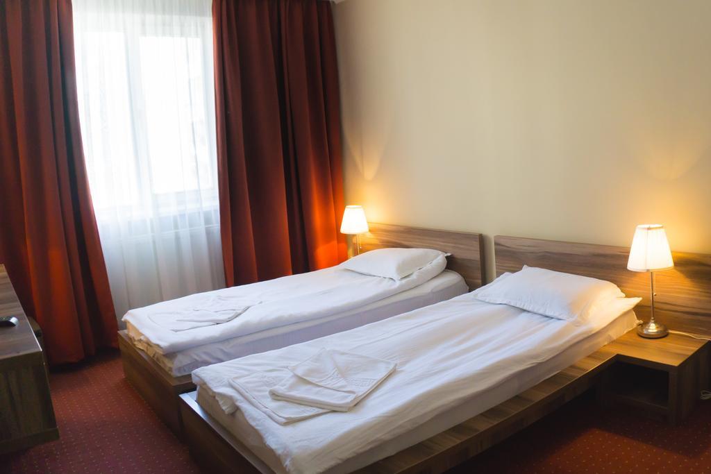 Hotel Merkur Миеркуря Чук Екстериор снимка